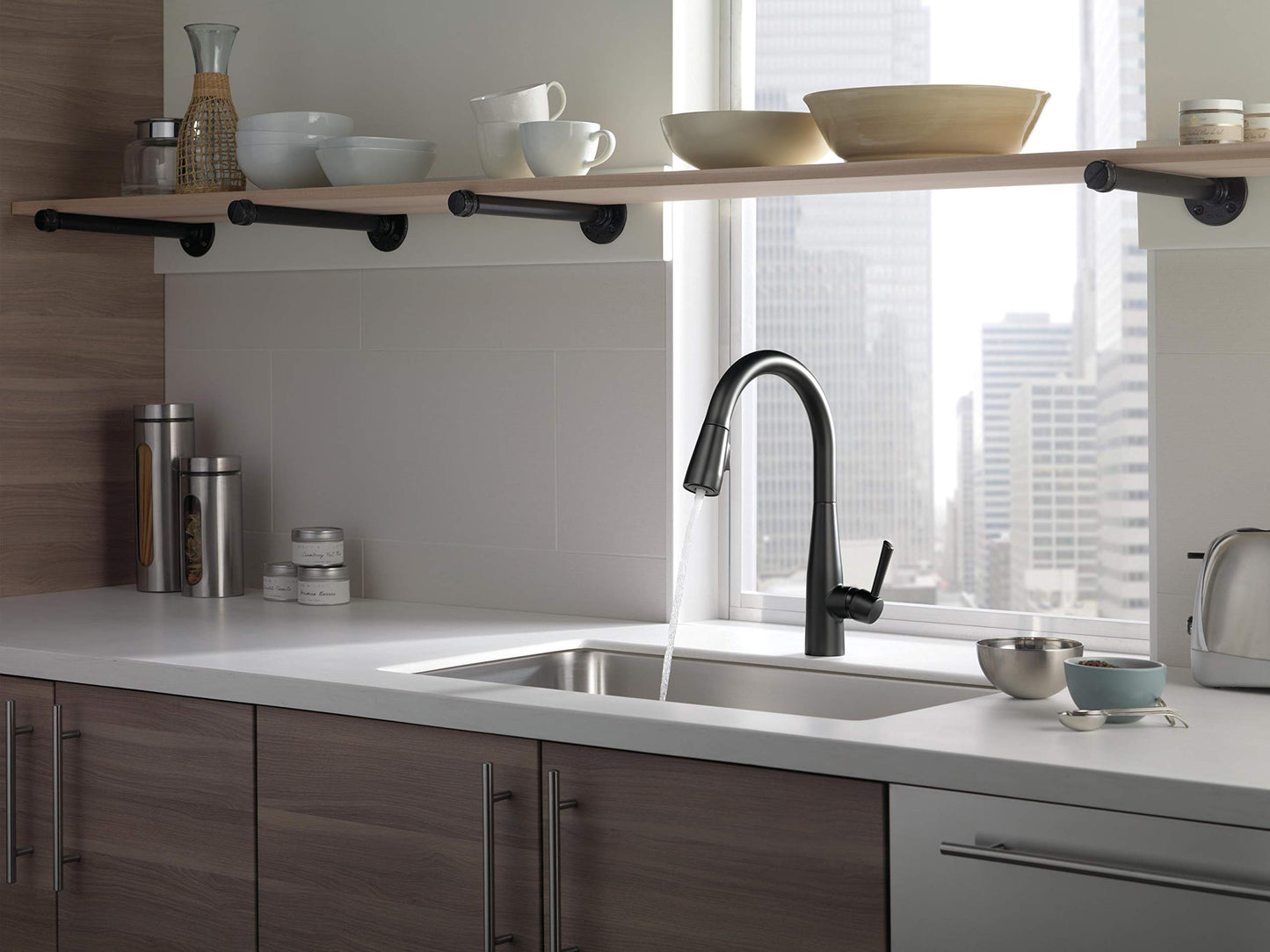 Delta Faucet Essa Matte Black Kitchen Faucet Black, Kitchen Faucets with Pull Down Sprayer, Kitchen Sink Faucet, Faucet for Kitchen Sink, Magnetic Docking Spray Head, Matte Black 9113-BL-DST