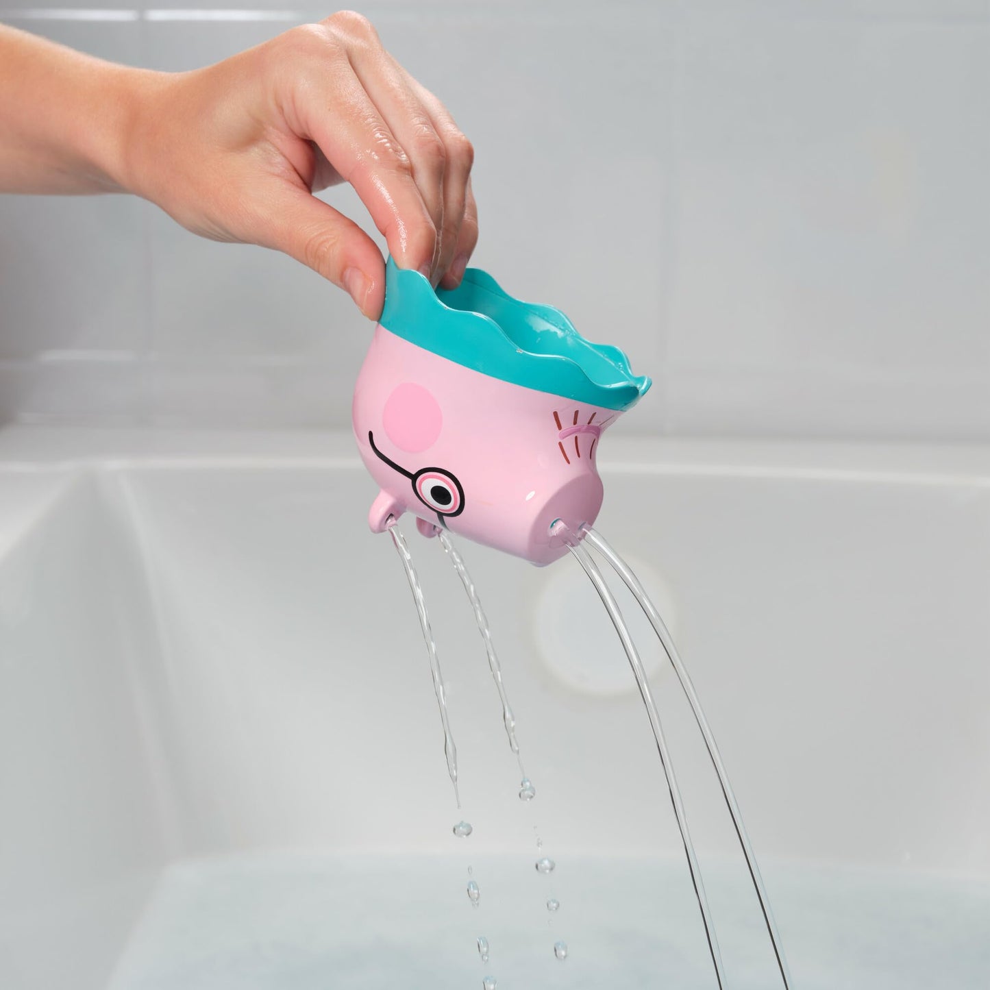 TOMY Toomies Peppa Pig - Peppa’s Nesting Family - Includes Peppa Pig, Mummy Pig, Daddy Pig and George - Nesting, Sorting & Pouring Toy - Ages 18 Months and Up