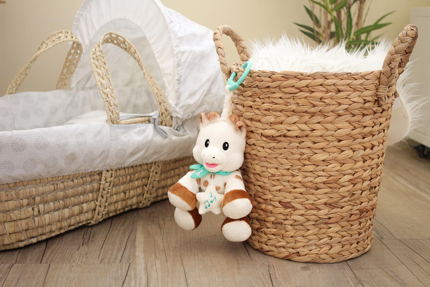 Sophie la girafe Sweetie Plush with Music Box | Ideal for Travel | Ultra Soft, Flexible & Easy to Grasp | Awaken The Senses