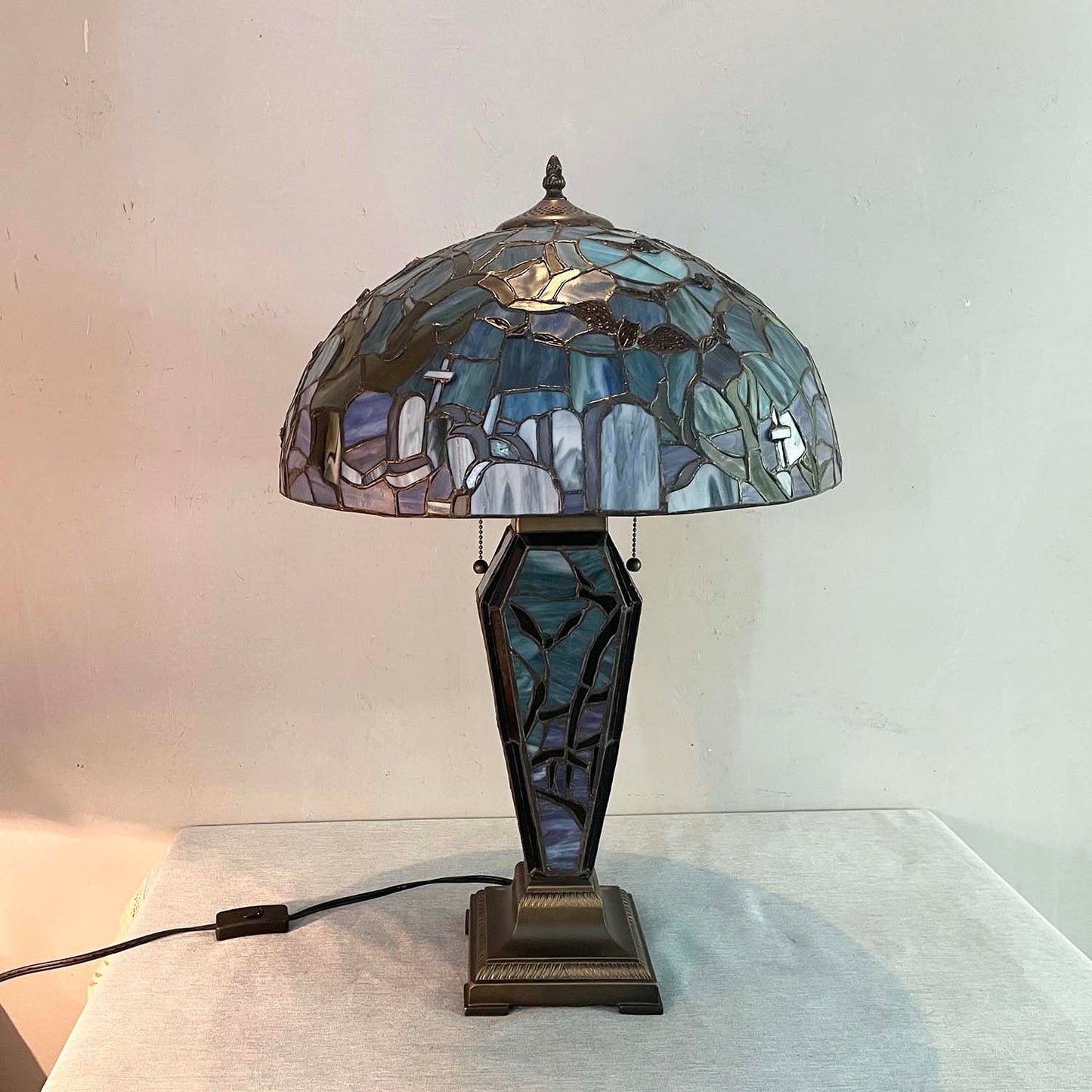 Bieye L13005 Tiffany-Style Stained Glass Table Lamp - Gothic Graveyard Night Scene with Bats, and Coffin-Shaped Base (Dark Green, 16Wx26H inch)