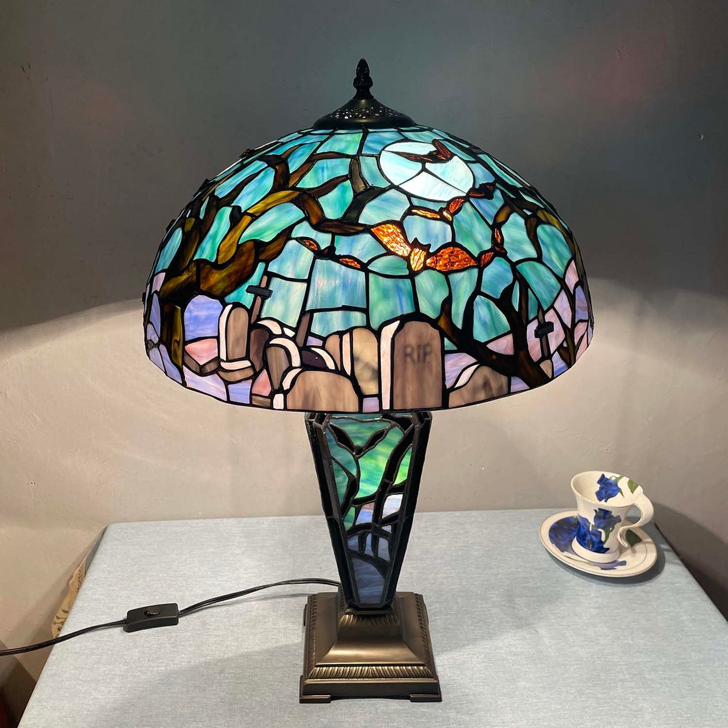 Bieye L13005 Tiffany-Style Stained Glass Table Lamp - Gothic Graveyard Night Scene with Bats, and Coffin-Shaped Base (Dark Green, 16Wx26H inch)