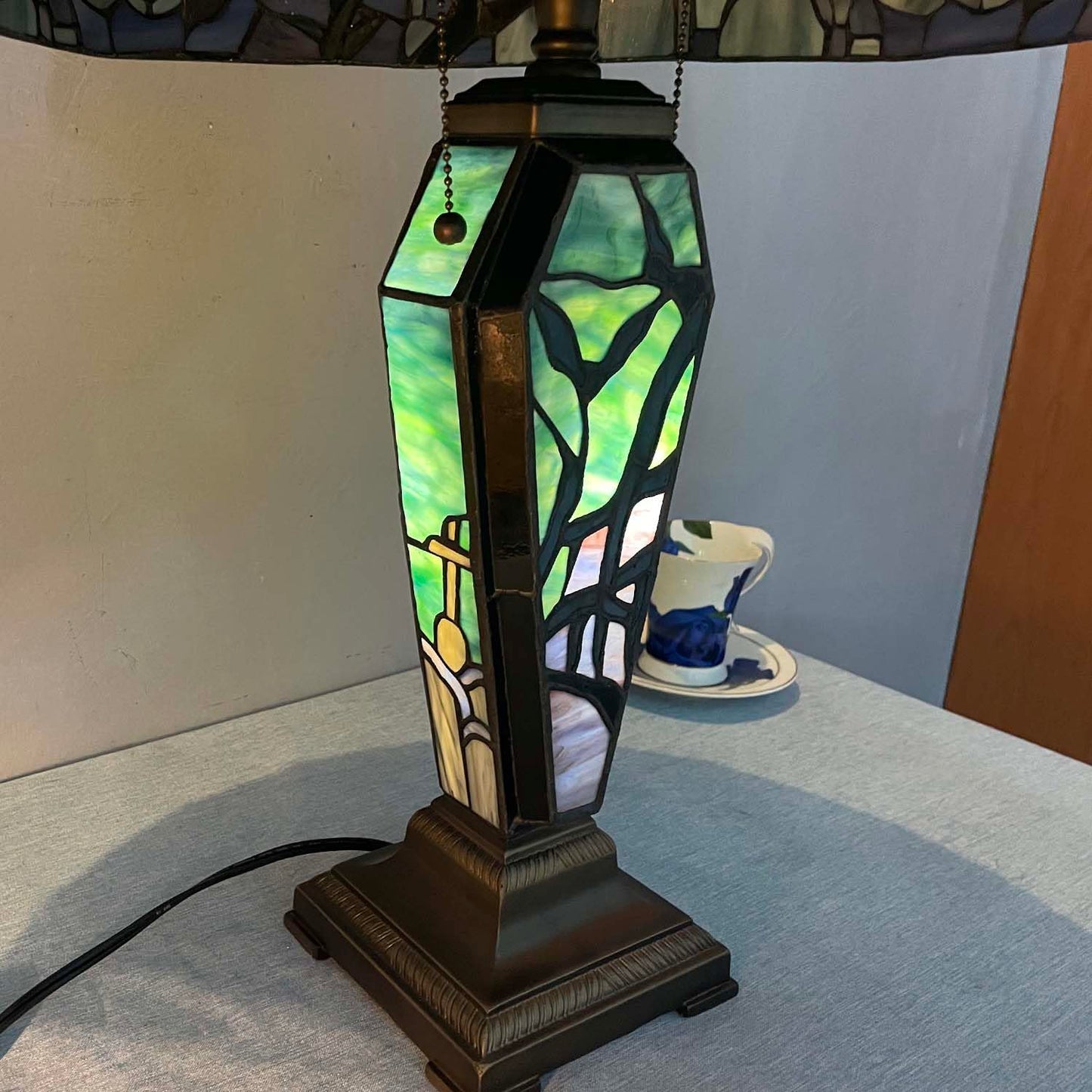Bieye L13005 Tiffany-Style Stained Glass Table Lamp - Gothic Graveyard Night Scene with Bats, and Coffin-Shaped Base (Dark Green, 16Wx26H inch)