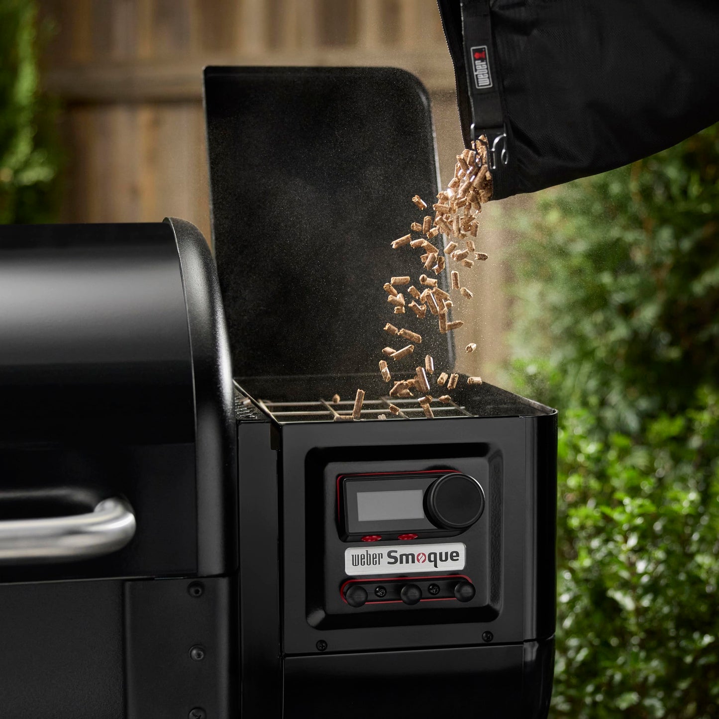 Weber Smoque™ 22‑Inch Pellet Smoker, Black – Outdoor BBQ Pellet Grill with SmokeBoost™, SmoqueVent™ Airflow System & Rapid React™ PID Temperature Control